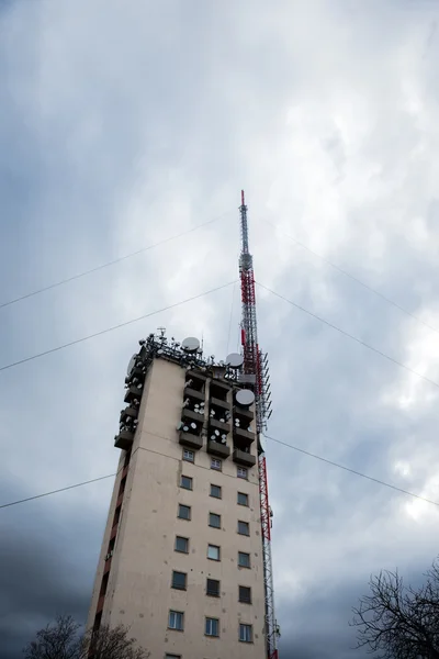 Torre de comunicaciones contra el cielo — Foto de Stock