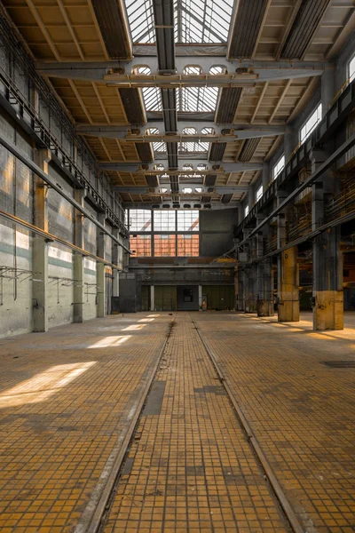 Gran salón industrial de una estación de reparación —  Fotos de Stock