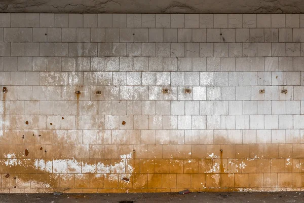 Antigua pared de baldosas de un edificio industrial — Foto de Stock