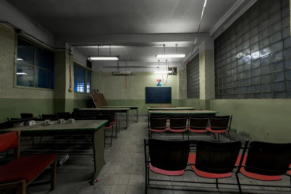 Заброшенный конференц-зал школы — стоковое фото