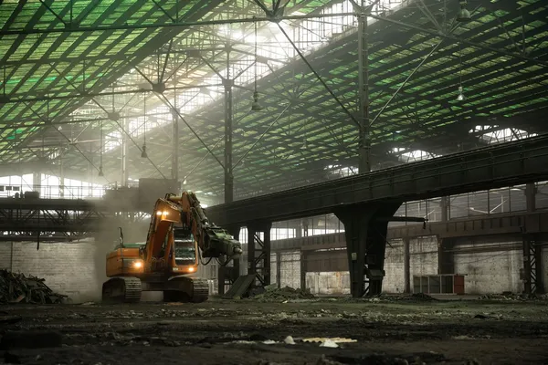 Interno industriale con bulldozer all'interno — Foto Stock