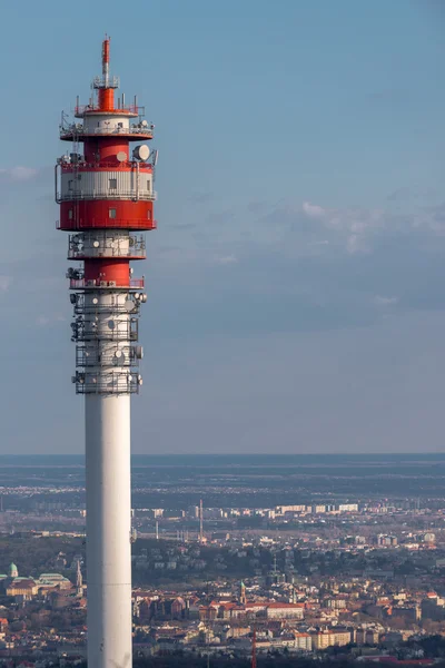 空に対して大きい通信塔 — ストック写真