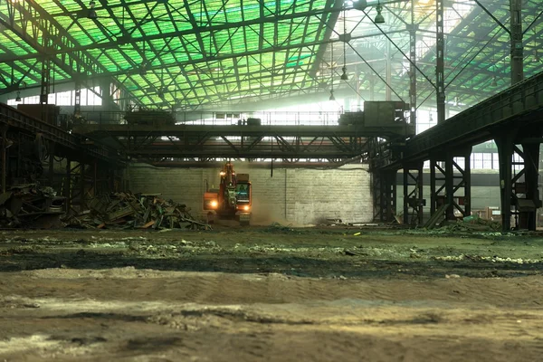 Interior industrial con excavadora en el interior — Foto de Stock