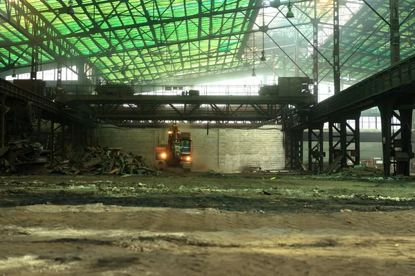 Industrieller Innenraum mit Bulldozer im Inneren — Stockfoto