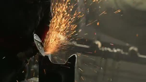 Worker cutting metal in the factory — Stock Video