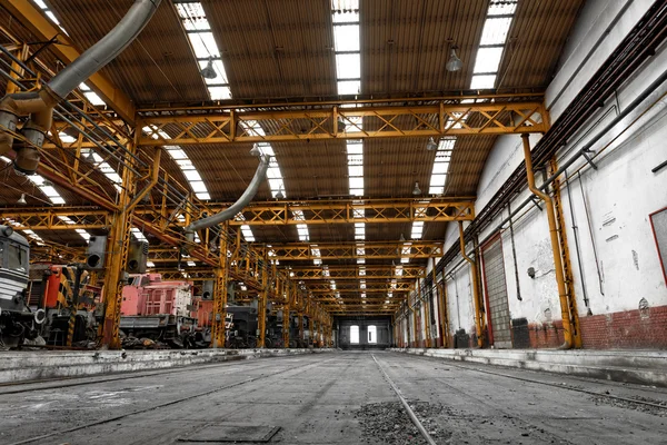 Grande corredor industrial de uma estação de reparo — Fotografia de Stock