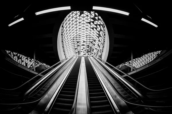 Bewegende roltrappen in het business center — Stockfoto