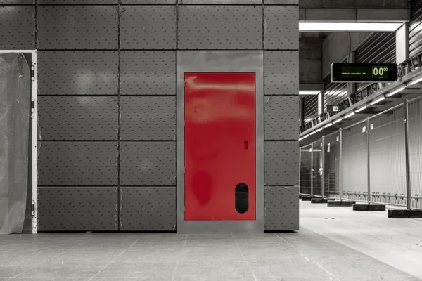 Grå stålvägg med röda dörren — Stockfoto