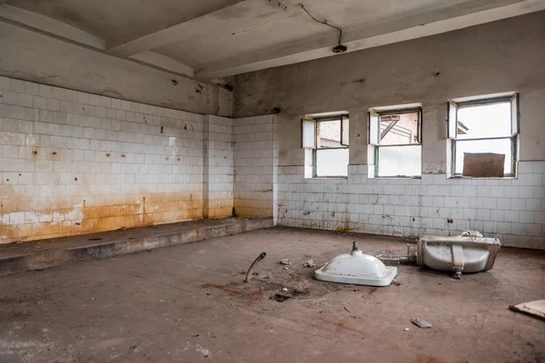 Oude betegelde muur van een industrieel gebouw — Stockfoto