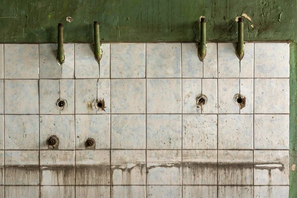 Alte geflieste Wand eines Industriegebäudes — Stockfoto