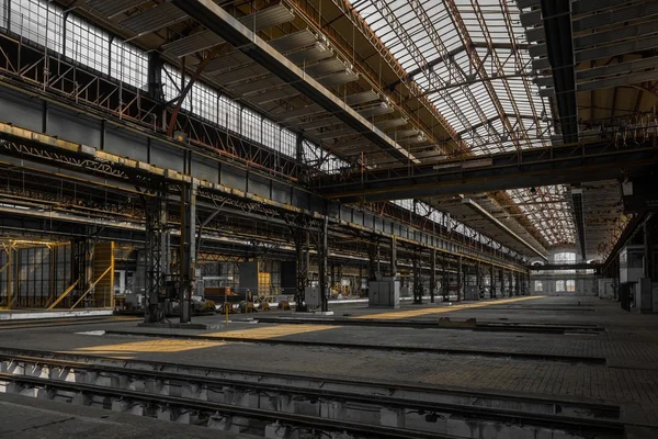 Grote industriële hal van een reparatie-station — Stockfoto