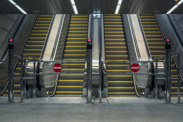 Escalera móvil en el centro de negocios —  Fotos de Stock