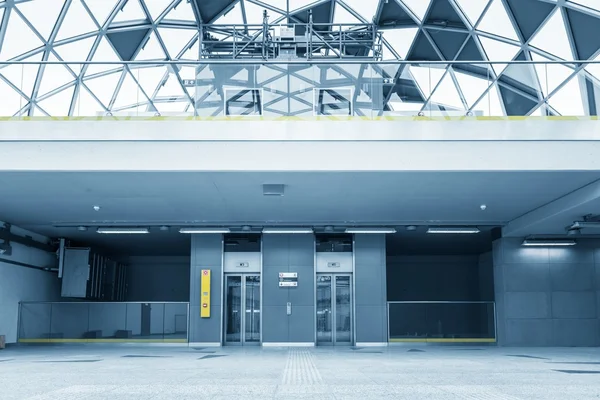 Moderno edificio con ascensor — Foto de Stock