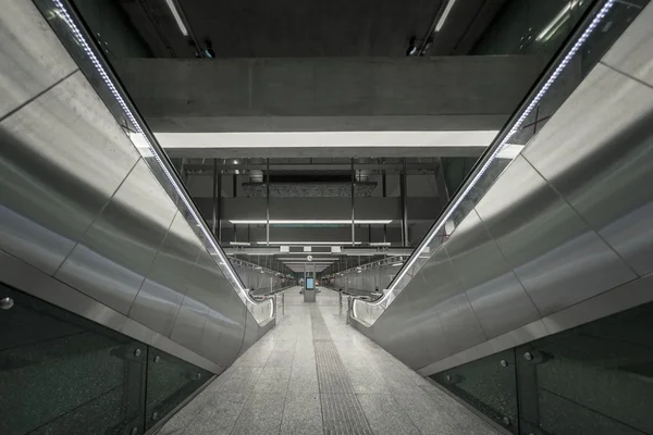 Escalier roulant dans le centre d'affaires — Photo