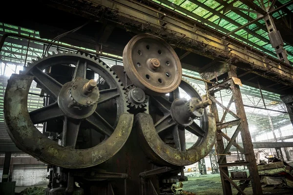 Grote industriële hal met tandwielen — Stockfoto