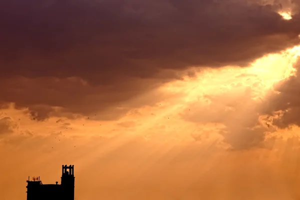Artistieke zonsondergang met heldere hemel en wolken — Stockfoto