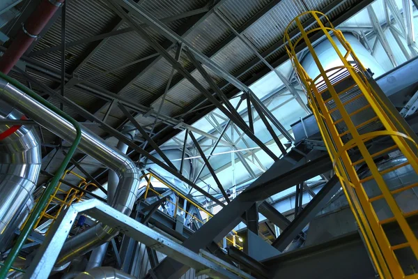 Трубы промышленного назначения на теплоэлектростанции — стоковое фото