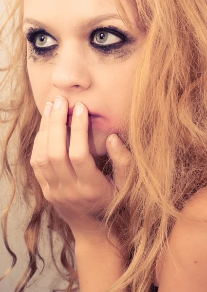 Triste menina loira com expressão aterrorizada — Fotografia de Stock