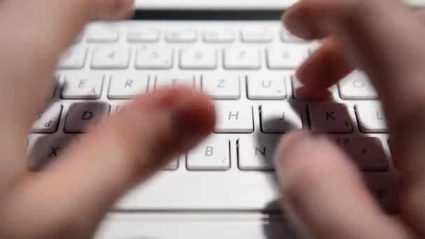双手键入文本上的笔记本电脑键盘特写 — 图库视频影像