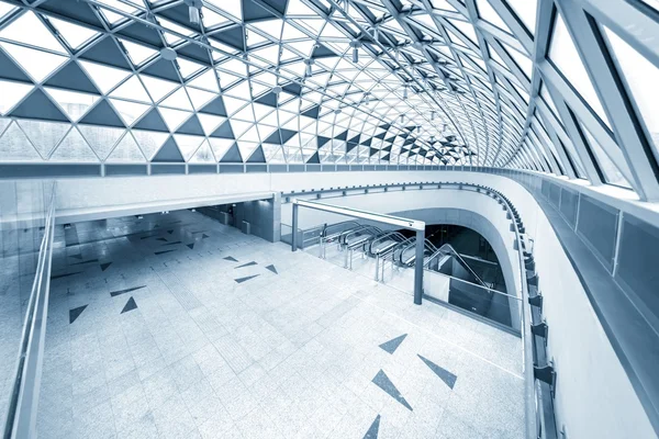 Escalier roulant dans le centre d'affaires — Photo