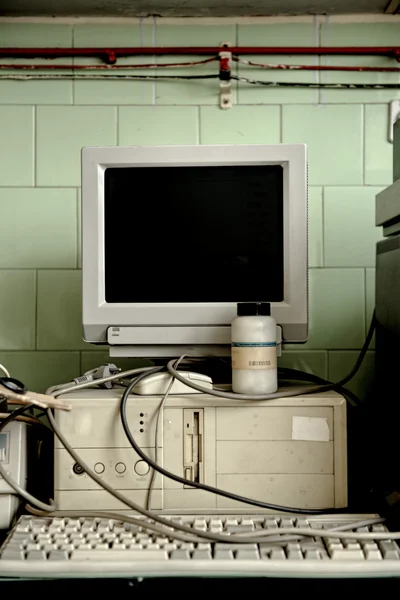 Старый винтажный компьютер в лаборатории — стоковое фото