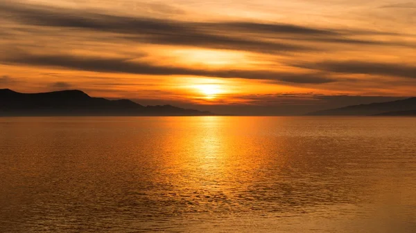 Puesta de sol escénica en el océano — Foto de Stock