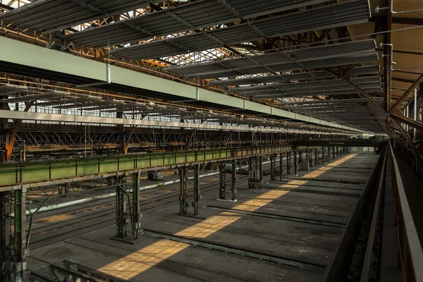 Grote industriële hal van een reparatie-station — Stockfoto