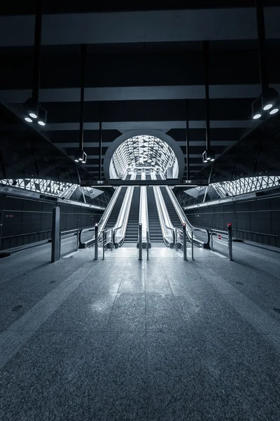 Escalier roulant dans le centre d'affaires — Photo