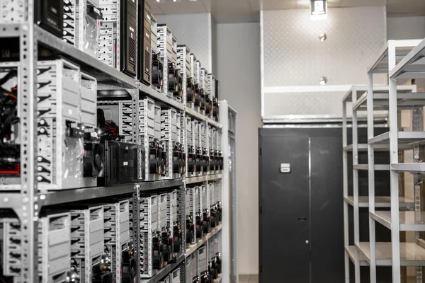 Cajas de ordenadores modernas en un centro de datos — Foto de Stock