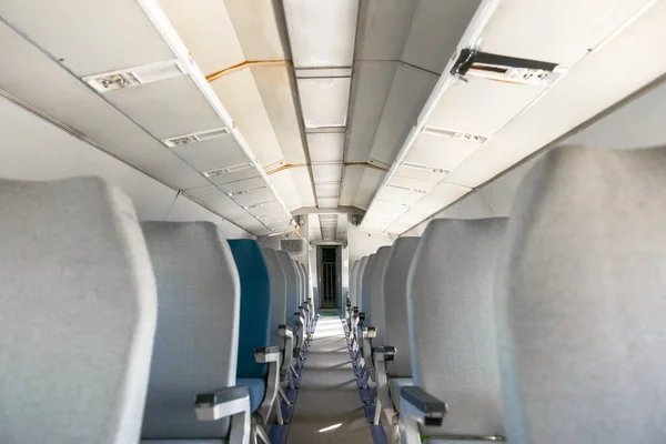Intérieur d'un avion avec de nombreux sièges — Photo