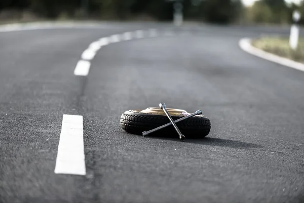 Neumático de emergencia en la carretera —  Fotos de Stock
