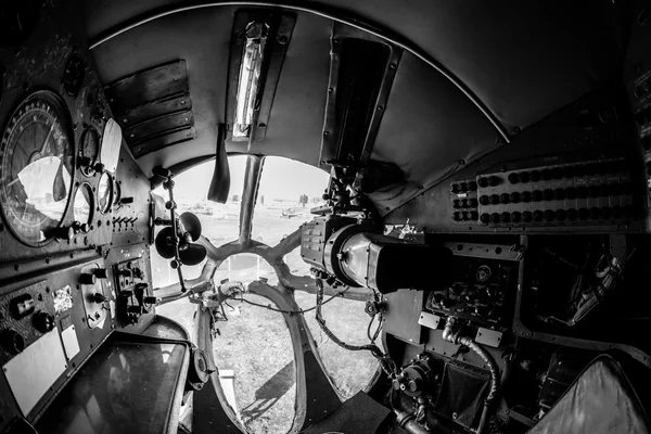 Interior de una vieja aeronave con panel de control — Foto de Stock