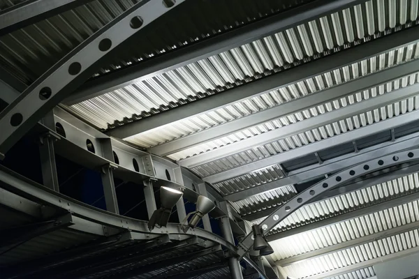Struttura di copertura metallica di un edificio moderno — Stockfoto