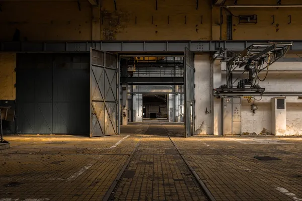 Industrielles Interieur einer alten Fabrik — Stockfoto