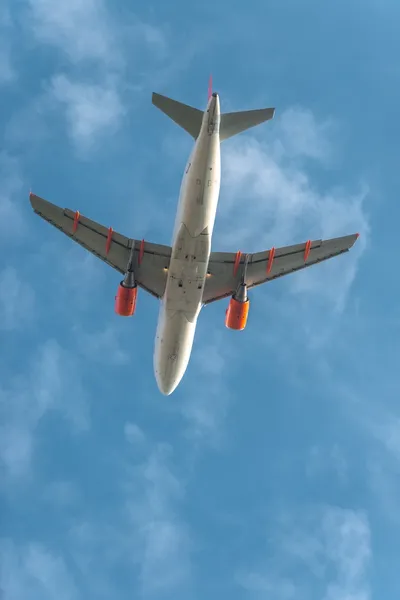 Спокойное небо с самолетом путешествия — стоковое фото