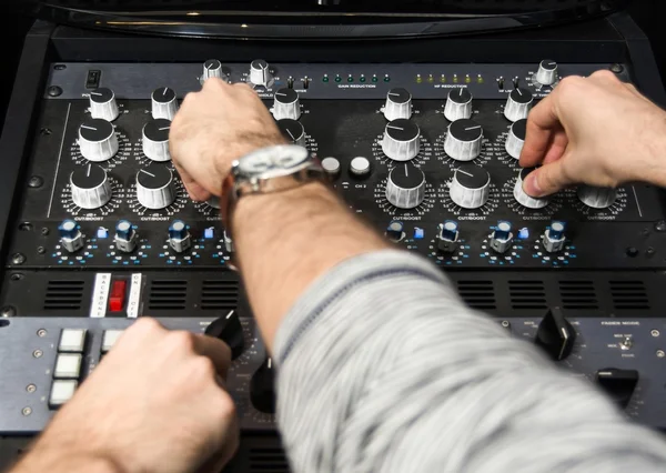 Kezek-ra egy hang mixer — Stock Fotó