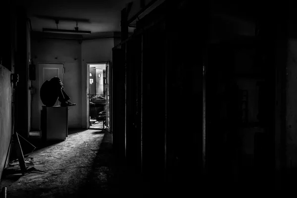 Свет сквозь окно в коридоре — стоковое фото