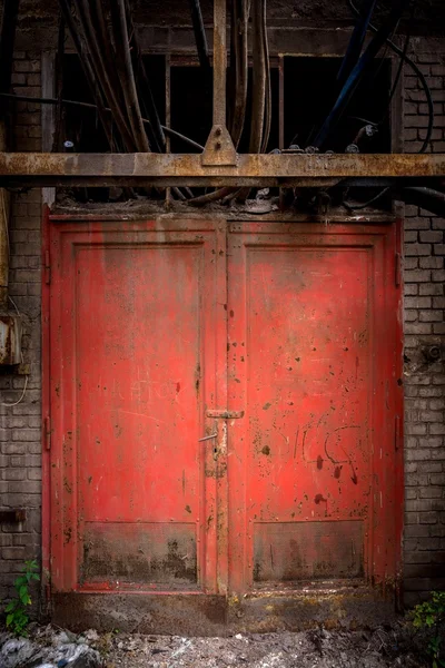 Parede de aço cinza com a porta vermelha — Fotografia de Stock