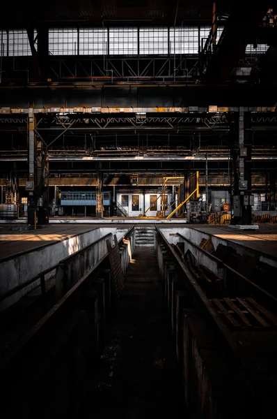 Interior industrial de uma antiga fábrica — Fotografia de Stock