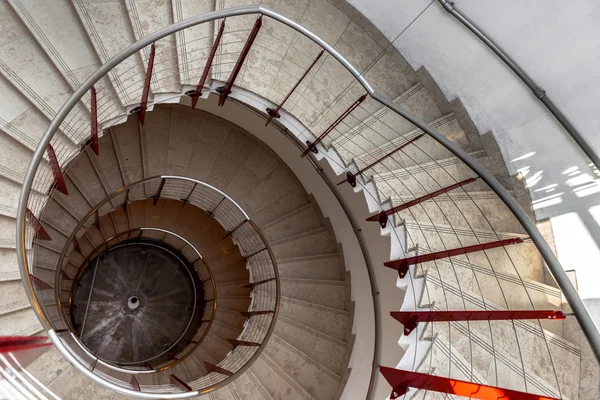 Vista al alza de una escalera de caracol — Foto de Stock