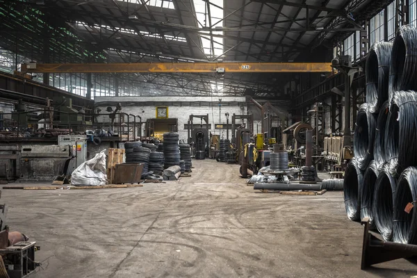 Grande interior industrial com bobinas de alumínio — Fotografia de Stock