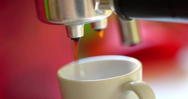 Kawa wylewa się z maszyny. — Wideo stockowe