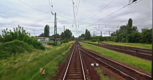 Punkt widzenia podróż pociągu pod zachmurzonym niebem — Wideo stockowe