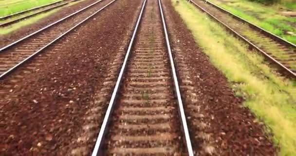 Ponto de vista viagem de trem sob céu nublado — Vídeo de Stock