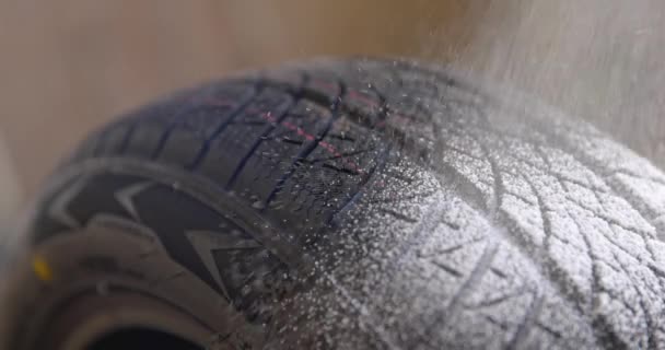 Bílá pěna nanesená na uzavření gumové pneumatiky — Stock video