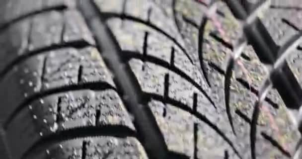Чистые шины автомобиля вращаются на тёмном фоне — стоковое видео