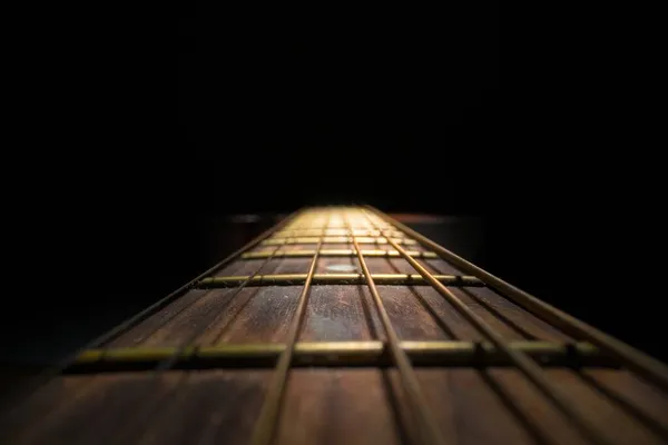 Fretboard chitarra contro sfondo scuro — Foto Stock