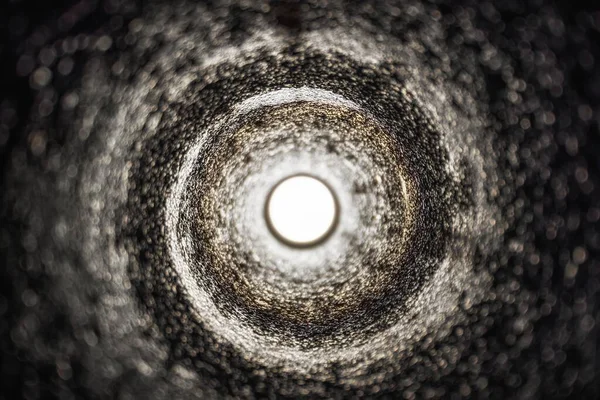 Тёмный туннель со светом в конце — стоковое фото