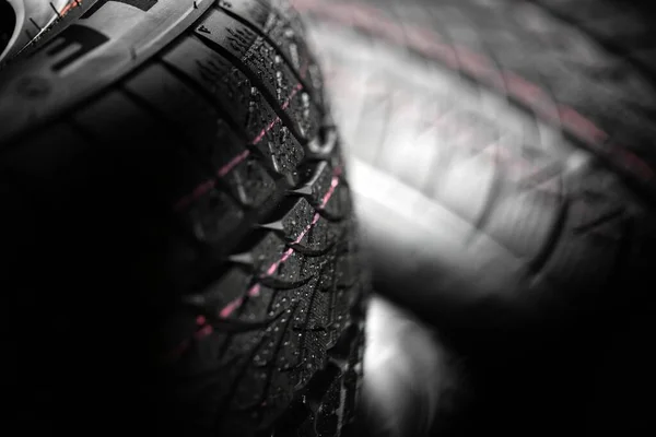 Neumáticos limpios del coche girando sobre fondo oscuro —  Fotos de Stock