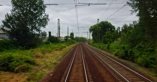 Bakış açısı bulutlu gökyüzü altında tren yolculuğu — Stok fotoğraf